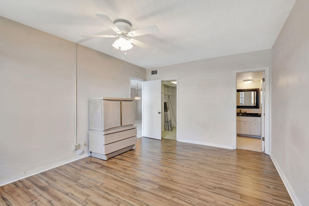 Active With Contract: $229,999 (2 beds, 2 baths, 1400 Square Feet)