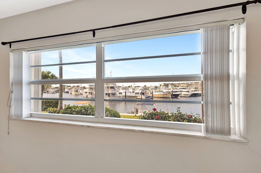 Active With Contract: $229,999 (2 beds, 2 baths, 1400 Square Feet)