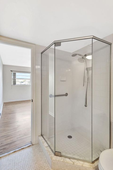 Active With Contract: $229,999 (2 beds, 2 baths, 1400 Square Feet)