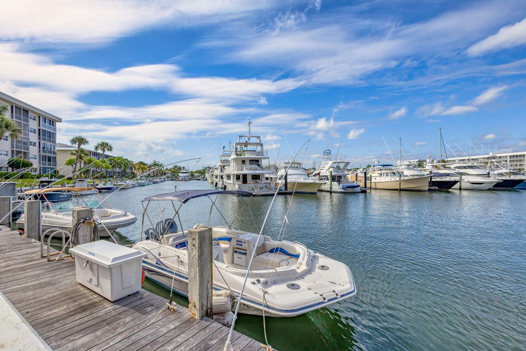 Active With Contract: $229,999 (2 beds, 2 baths, 1400 Square Feet)