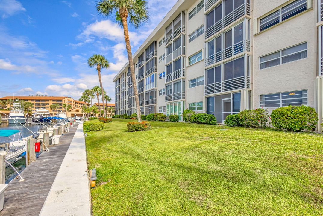 Active With Contract: $229,999 (2 beds, 2 baths, 1400 Square Feet)