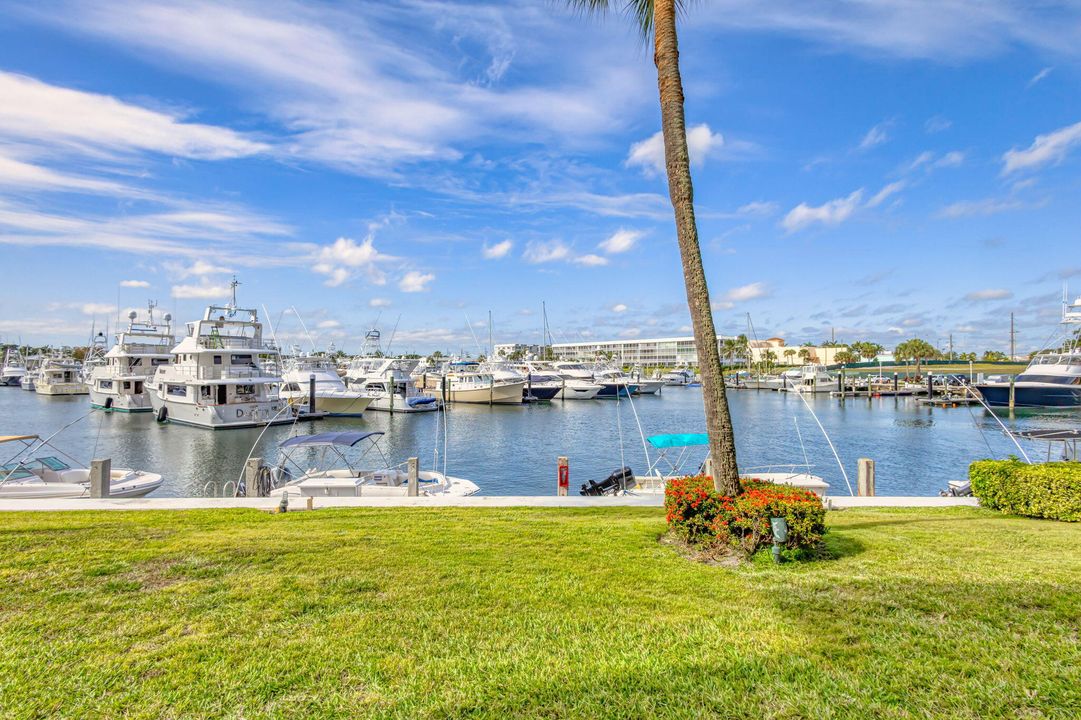 Active With Contract: $229,999 (2 beds, 2 baths, 1400 Square Feet)