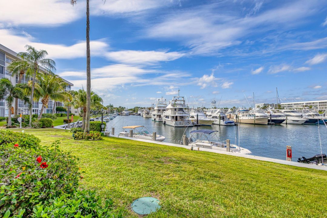 Active With Contract: $229,999 (2 beds, 2 baths, 1400 Square Feet)