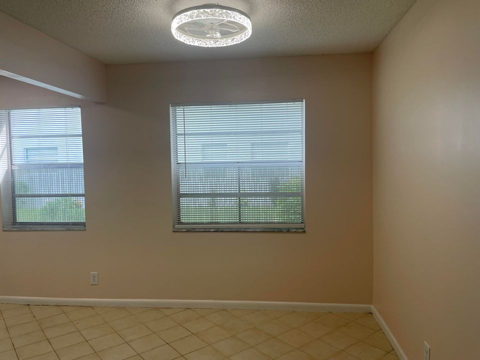 合同活跃: $1,700 (2 贝兹, 2 浴室, 920 平方英尺)