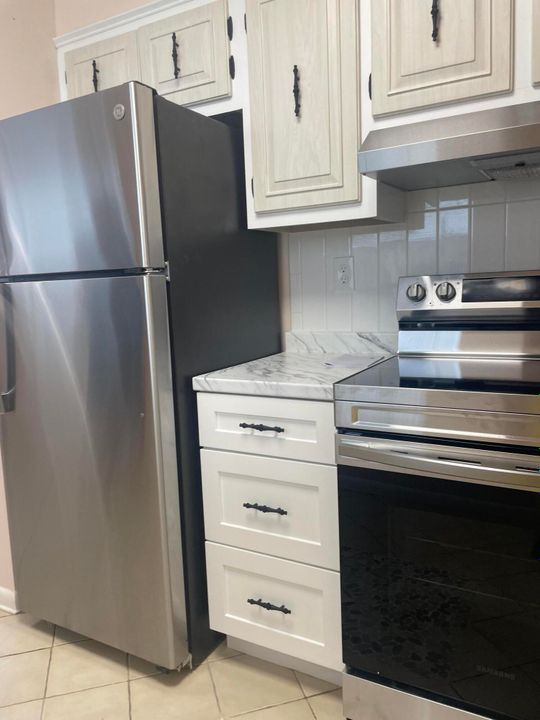 合同活跃: $1,700 (2 贝兹, 2 浴室, 920 平方英尺)