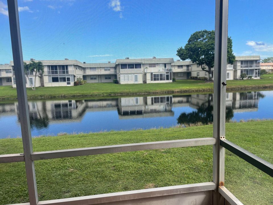 合同活跃: $1,700 (2 贝兹, 2 浴室, 920 平方英尺)