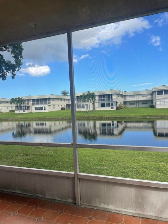 合同活跃: $1,700 (2 贝兹, 2 浴室, 920 平方英尺)