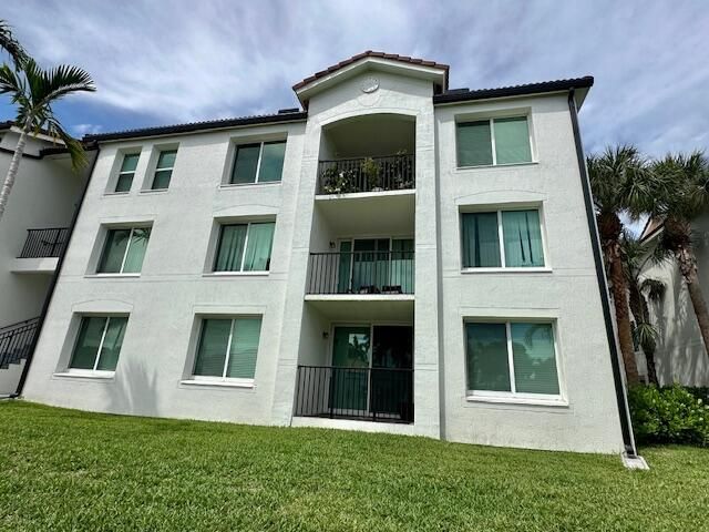 合同活跃: $3,200 (3 贝兹, 2 浴室, 1233 平方英尺)