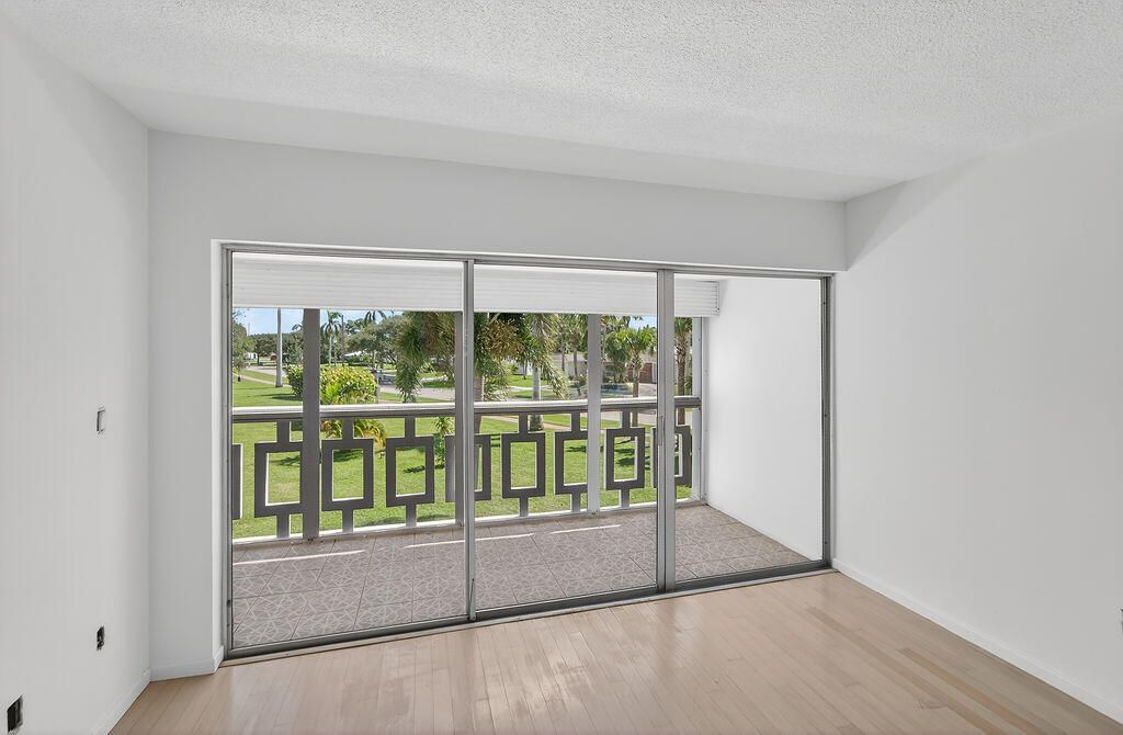 For Sale: $215,000 (2 beds, 2 baths, 717 Square Feet)