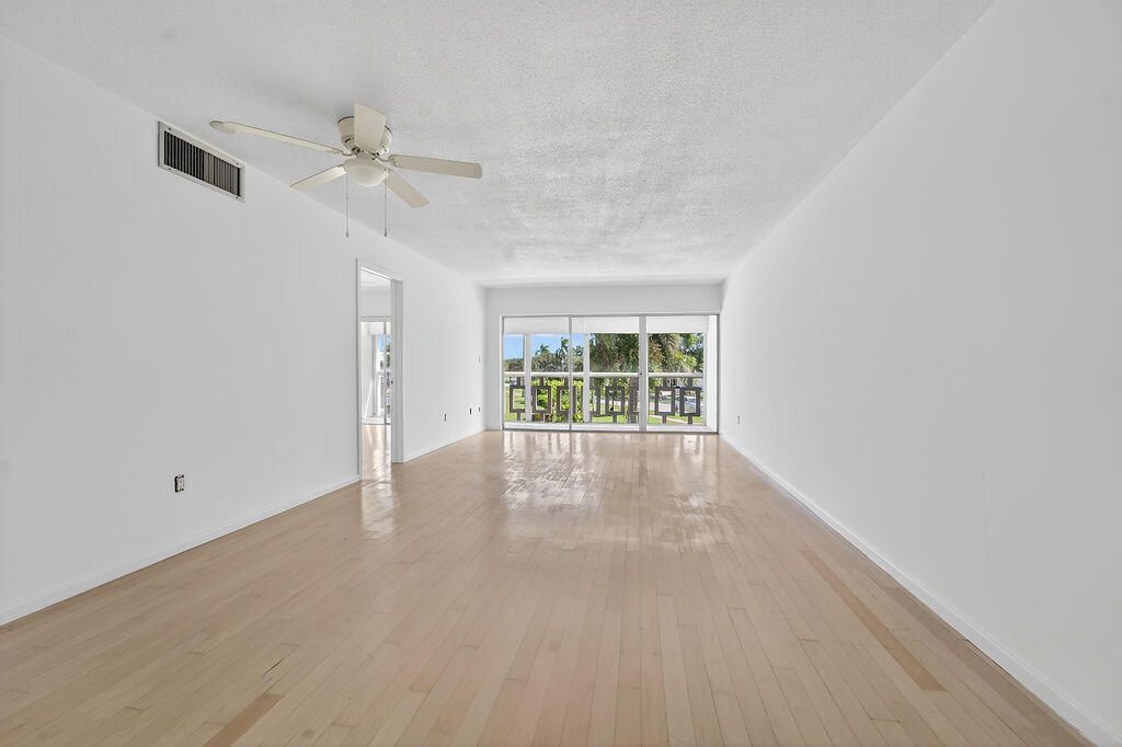 For Sale: $215,000 (2 beds, 2 baths, 717 Square Feet)