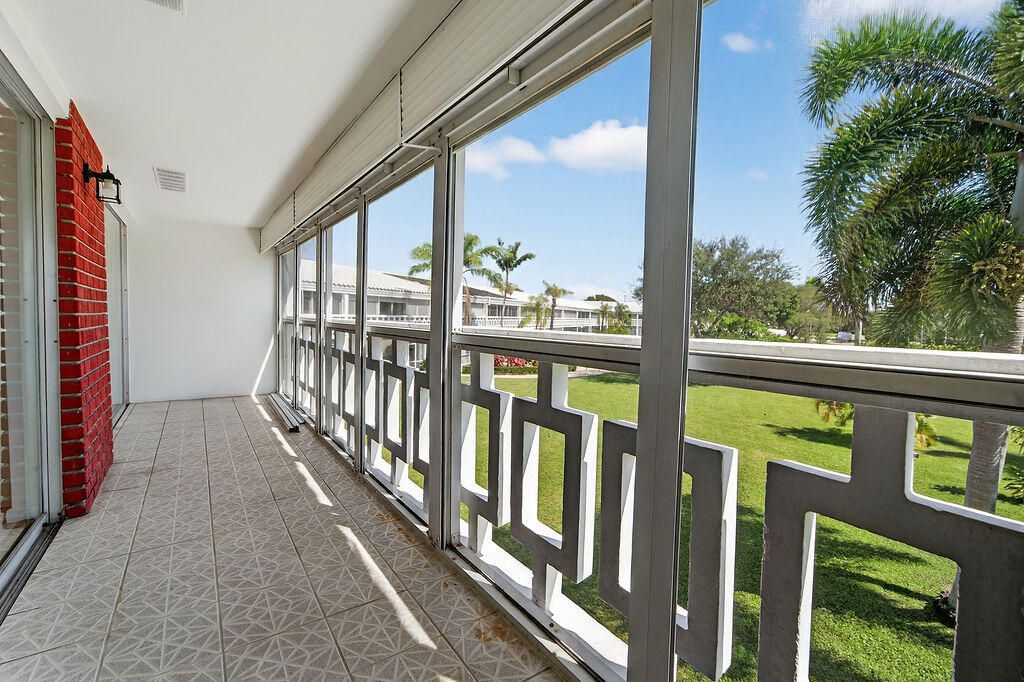 For Sale: $215,000 (2 beds, 2 baths, 717 Square Feet)