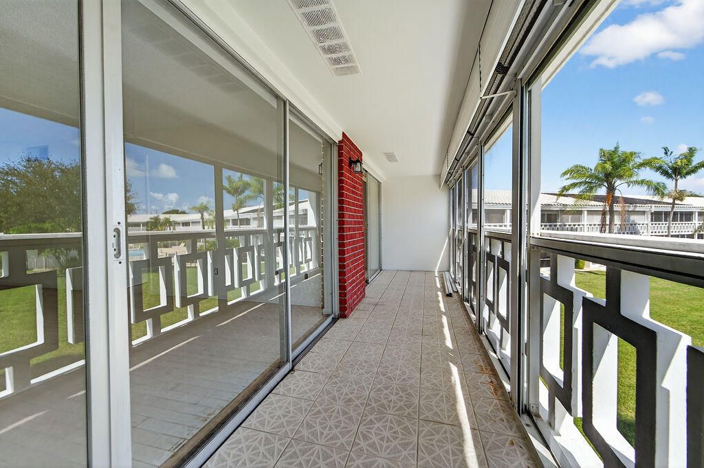 For Sale: $215,000 (2 beds, 2 baths, 717 Square Feet)