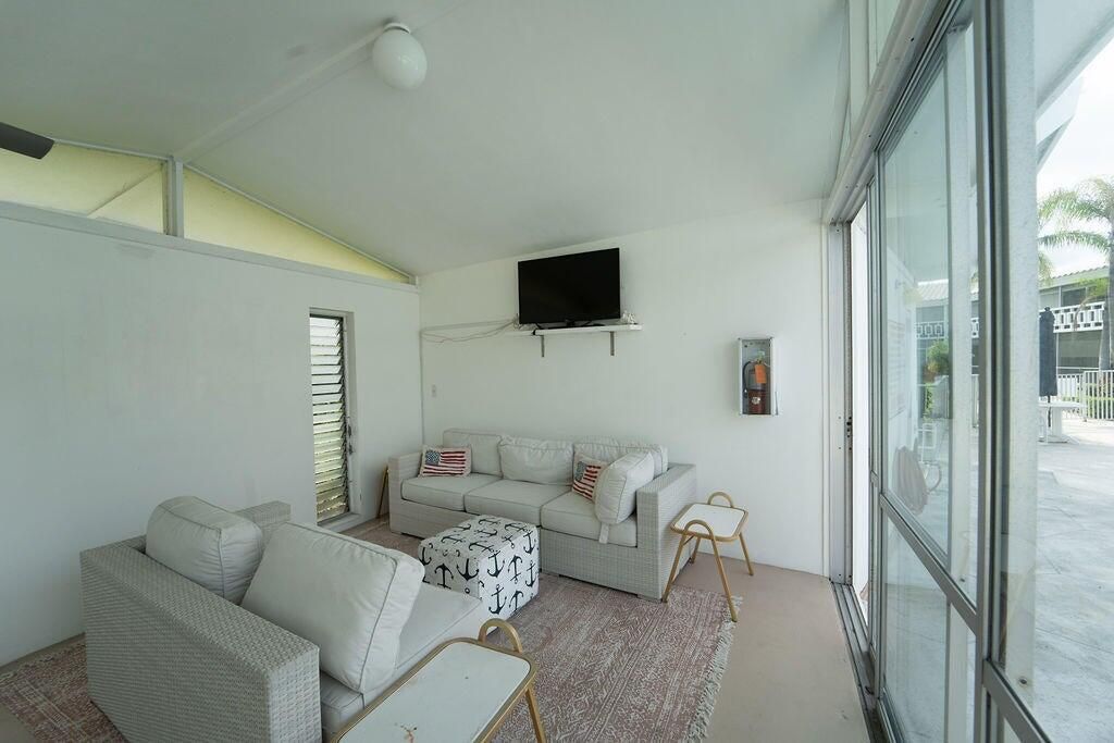 For Sale: $215,000 (2 beds, 2 baths, 717 Square Feet)