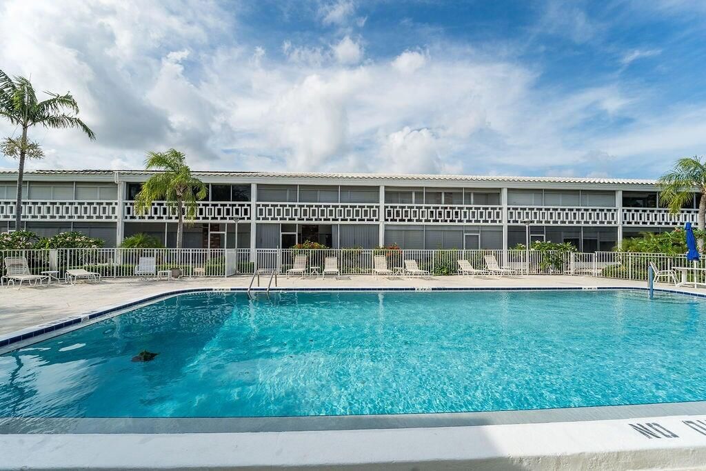 For Sale: $215,000 (2 beds, 2 baths, 717 Square Feet)