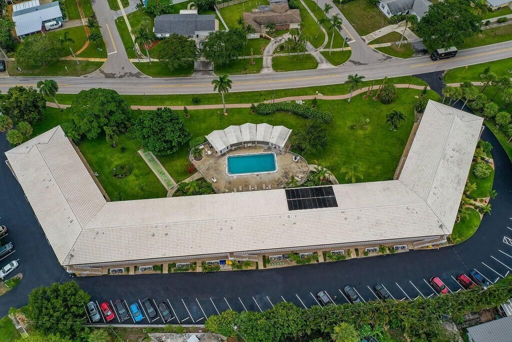 For Sale: $215,000 (2 beds, 2 baths, 717 Square Feet)