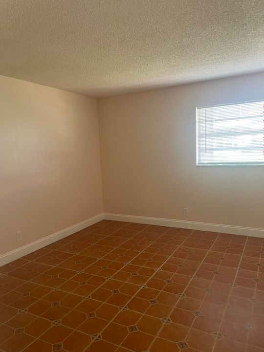 合同活跃: $1,700 (2 贝兹, 2 浴室, 920 平方英尺)