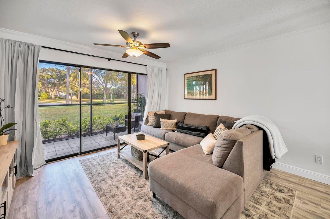 На продажу: $252,500 (2 спален, 2 ванн, 936 Квадратных фут)