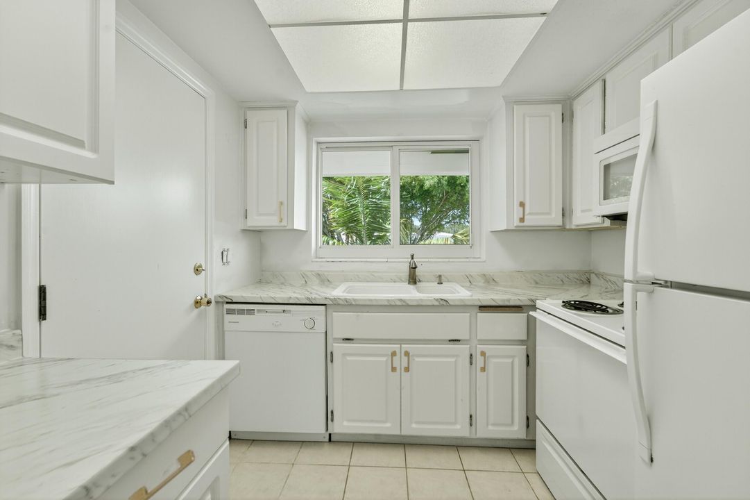 For Sale: $215,000 (2 beds, 2 baths, 717 Square Feet)