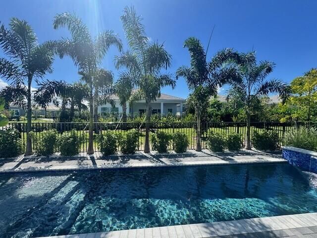 Под контрактом: $1,069,000 (3 спален, 3 ванн, 2628 Квадратных фут)