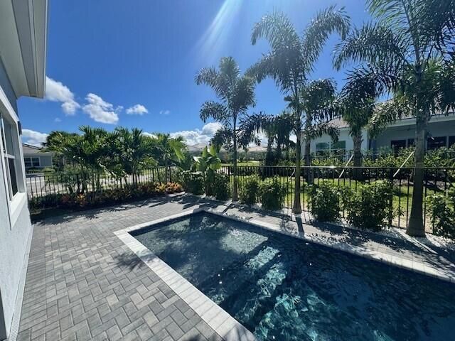 Под контрактом: $1,069,000 (3 спален, 3 ванн, 2628 Квадратных фут)