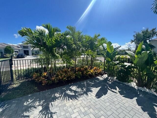 Под контрактом: $1,069,000 (3 спален, 3 ванн, 2628 Квадратных фут)