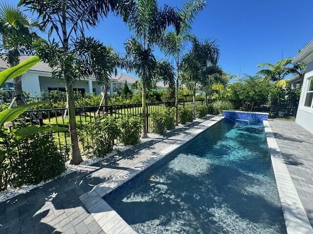 Под контрактом: $1,069,000 (3 спален, 3 ванн, 2628 Квадратных фут)