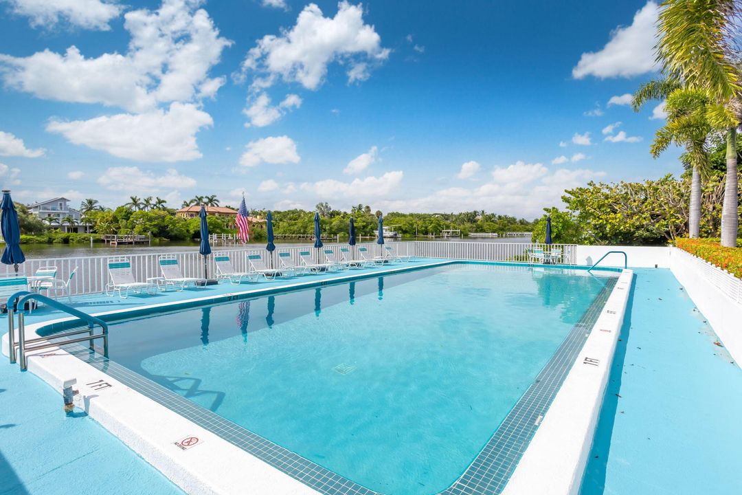 合同活跃: $153,000 (1 贝兹, 1 浴室, 570 平方英尺)