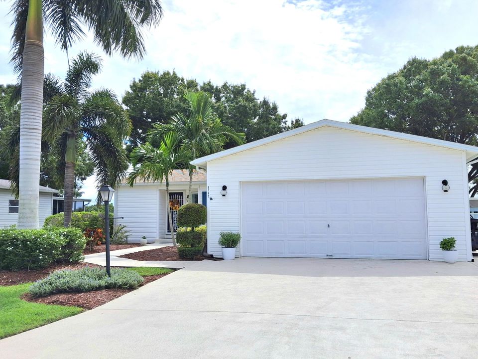 合同活跃: $199,900 (2 贝兹, 2 浴室, 1200 平方英尺)