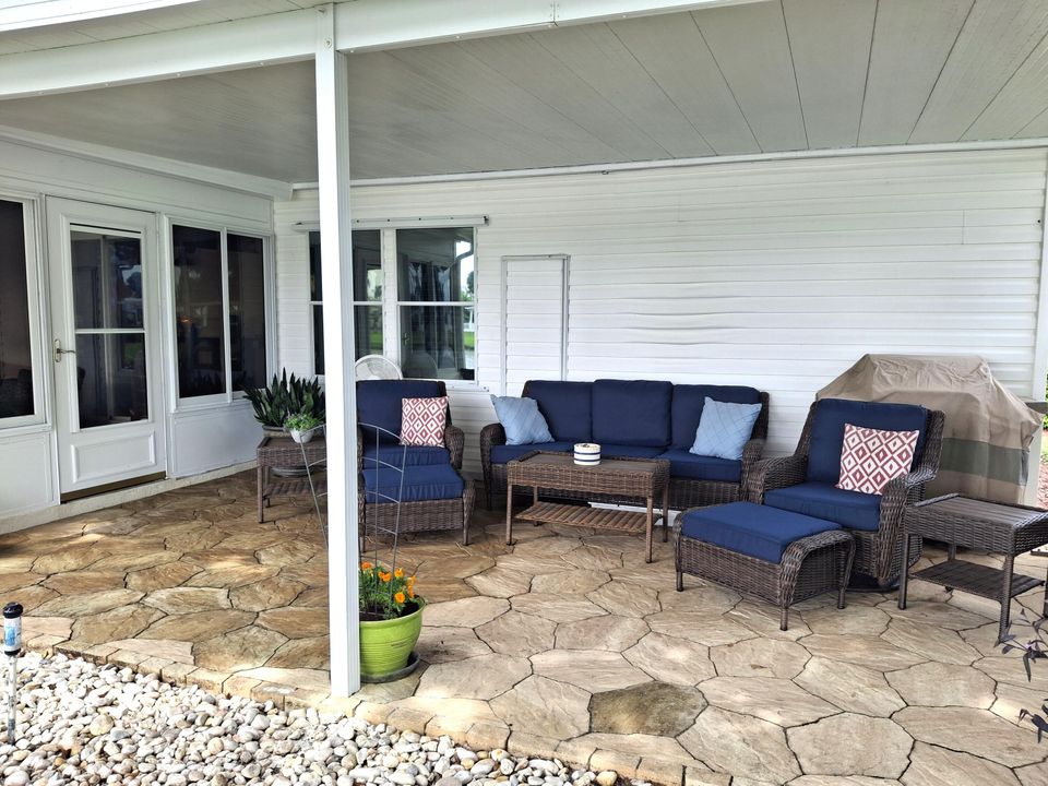 合同活跃: $199,900 (2 贝兹, 2 浴室, 1200 平方英尺)