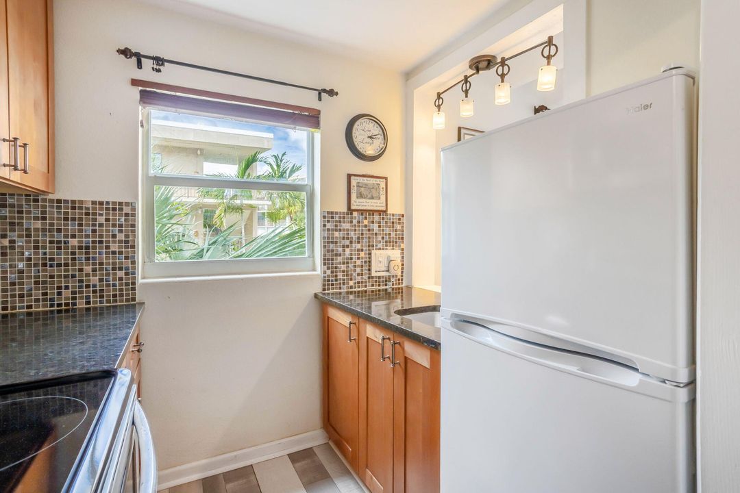 合同活跃: $153,000 (1 贝兹, 1 浴室, 570 平方英尺)