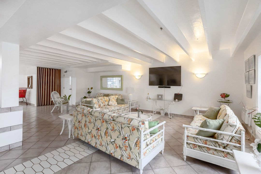 合同活跃: $153,000 (1 贝兹, 1 浴室, 570 平方英尺)