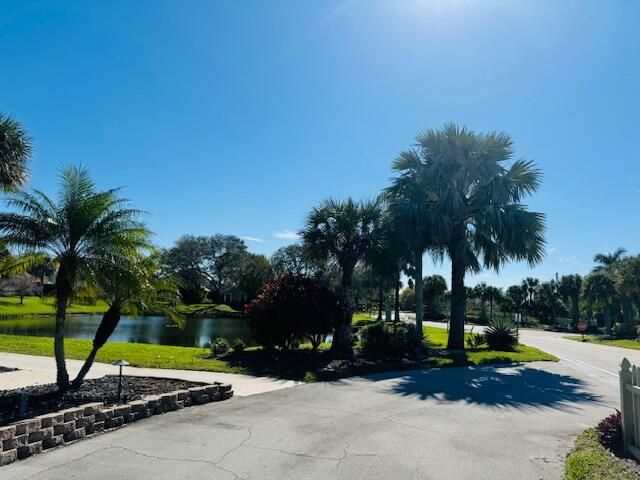 For Rent: $1,850 (2 beds, 2 baths, 921 Square Feet)