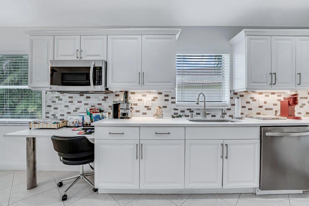 Active With Contract: $428,000 (3 beds, 2 baths, 1800 Square Feet)