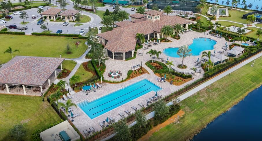 Под контрактом: $599,106 (3 спален, 3 ванн, 2590 Квадратных фут)