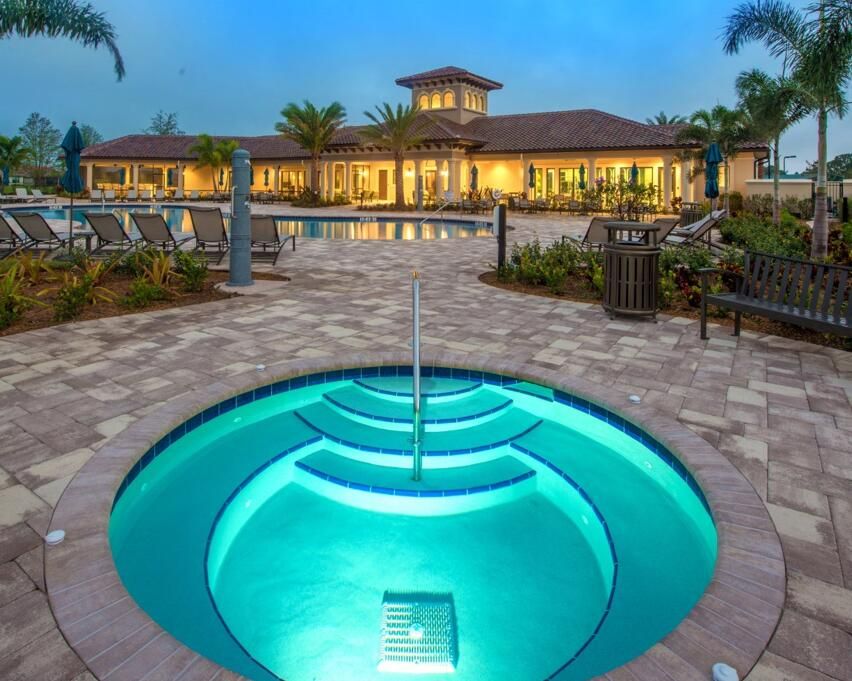 Под контрактом: $599,106 (3 спален, 3 ванн, 2590 Квадратных фут)