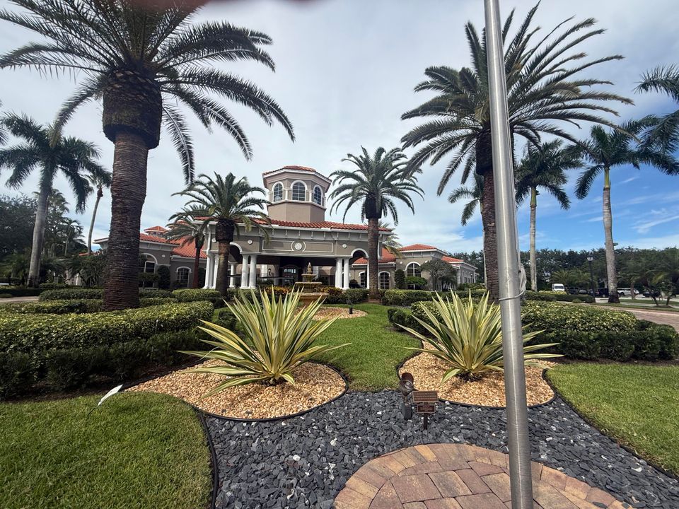 Active With Contract: $428,000 (3 beds, 2 baths, 1800 Square Feet)