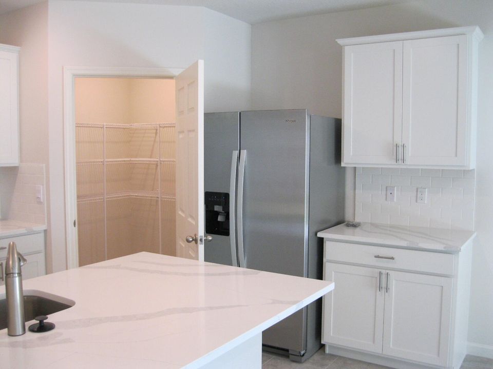 出租: $2,350 (4 贝兹, 2 浴室, 1828 平方英尺)