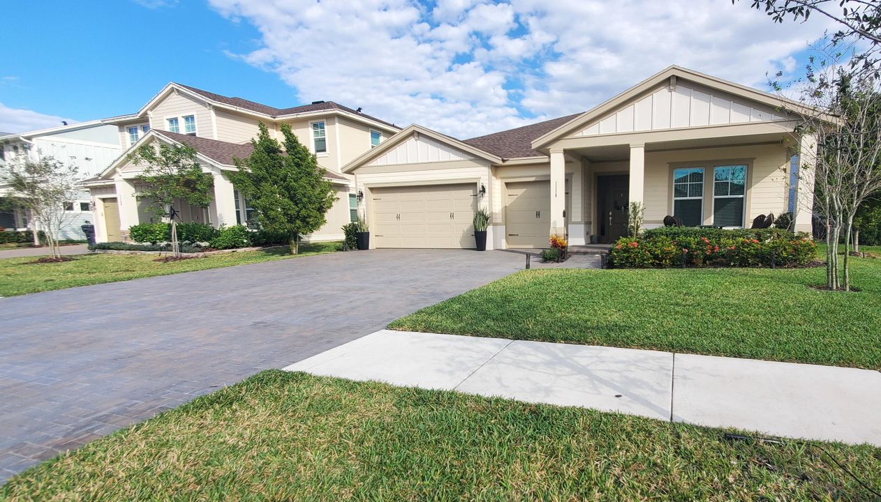 Recently Rented: $4,700 (3 beds, 3 baths, 2635 Square Feet)