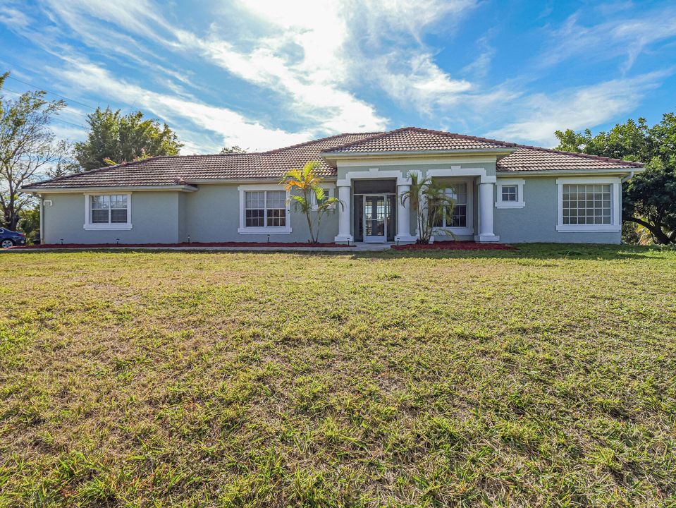 Activo con contrato: $995,000 (3 camas, 2 baños, 2221 Pies cuadrados)