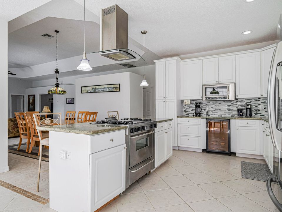 Activo con contrato: $995,000 (3 camas, 2 baños, 2221 Pies cuadrados)