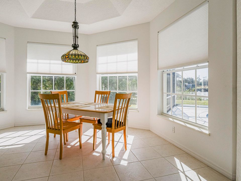 Activo con contrato: $995,000 (3 camas, 2 baños, 2221 Pies cuadrados)