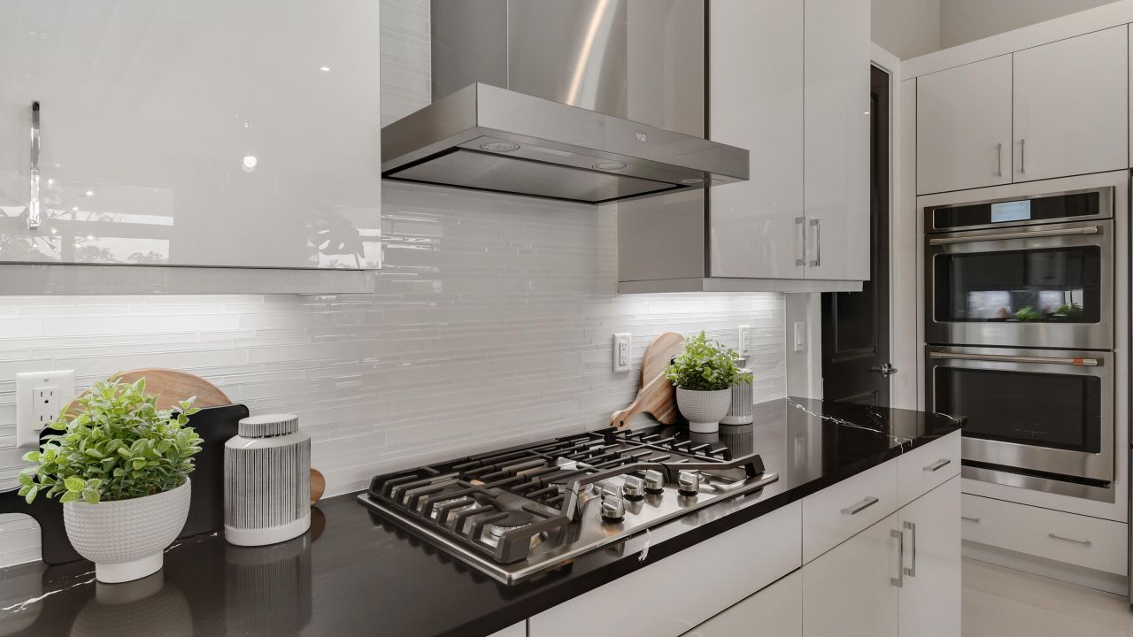 En Venta: $774,990 (3 camas, 3 baños, 2490 Pies cuadrados)