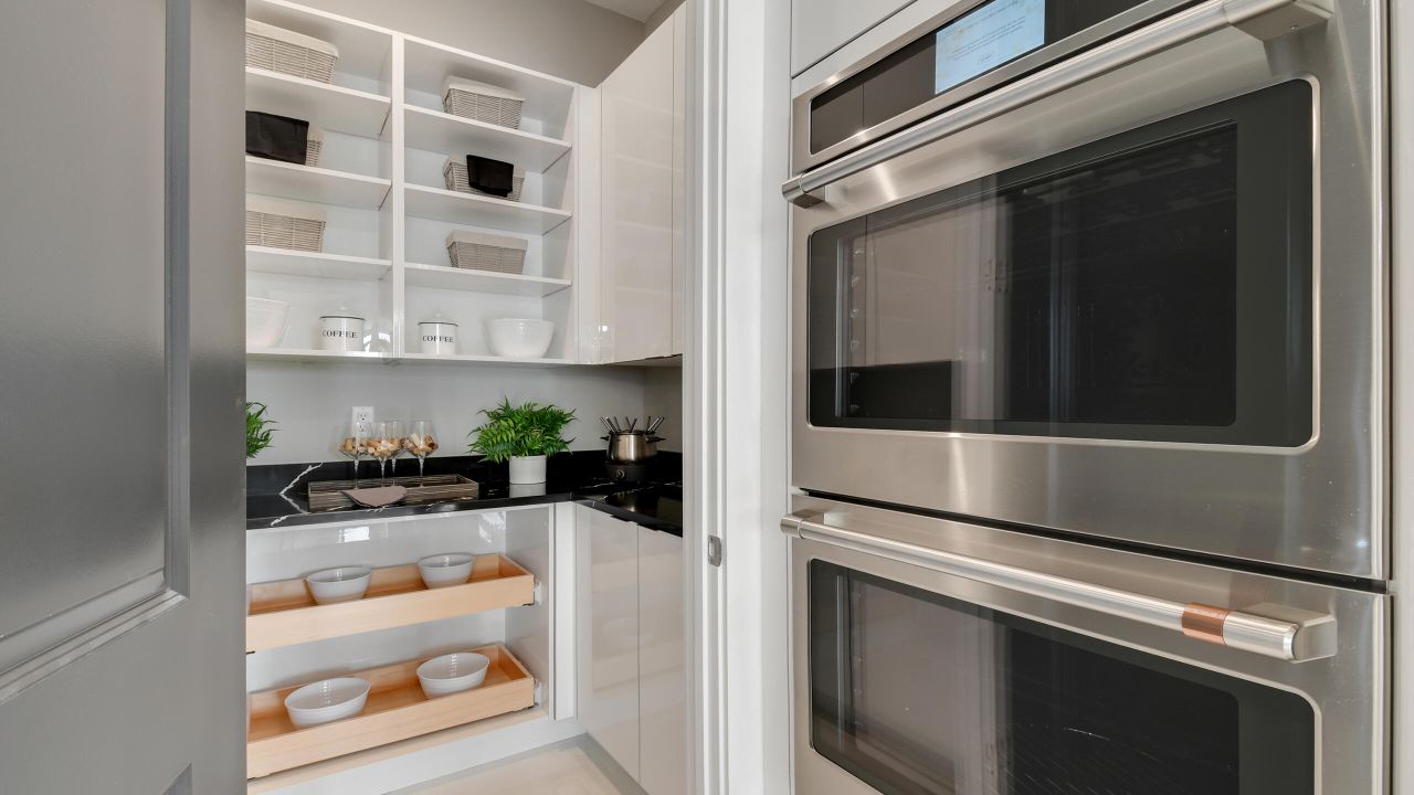 En Venta: $774,990 (3 camas, 3 baños, 2490 Pies cuadrados)