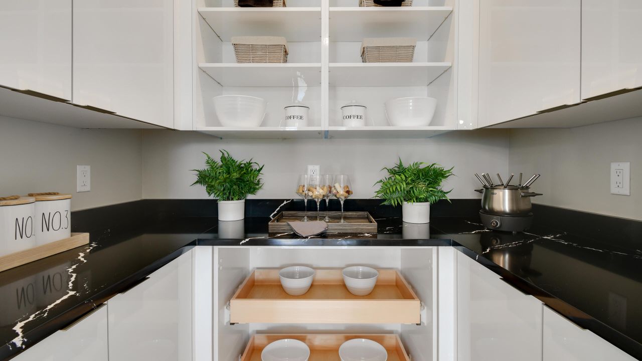 En Venta: $774,990 (3 camas, 3 baños, 2490 Pies cuadrados)