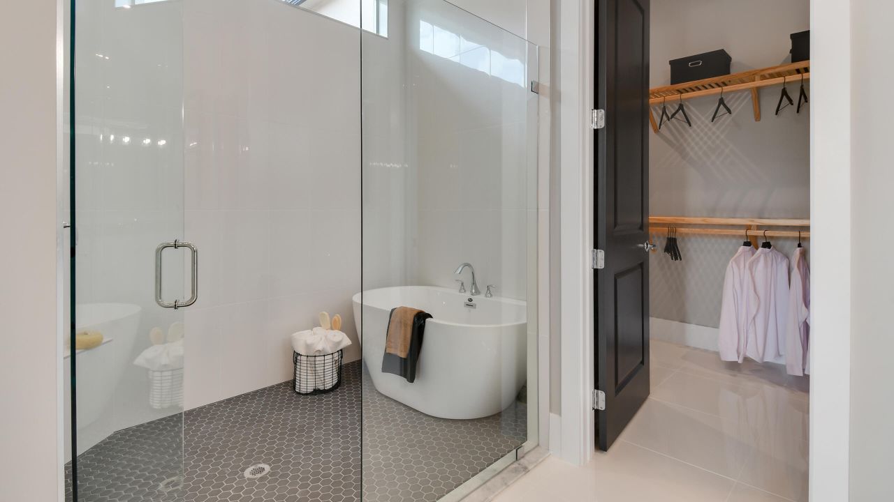 En Venta: $774,990 (3 camas, 3 baños, 2490 Pies cuadrados)