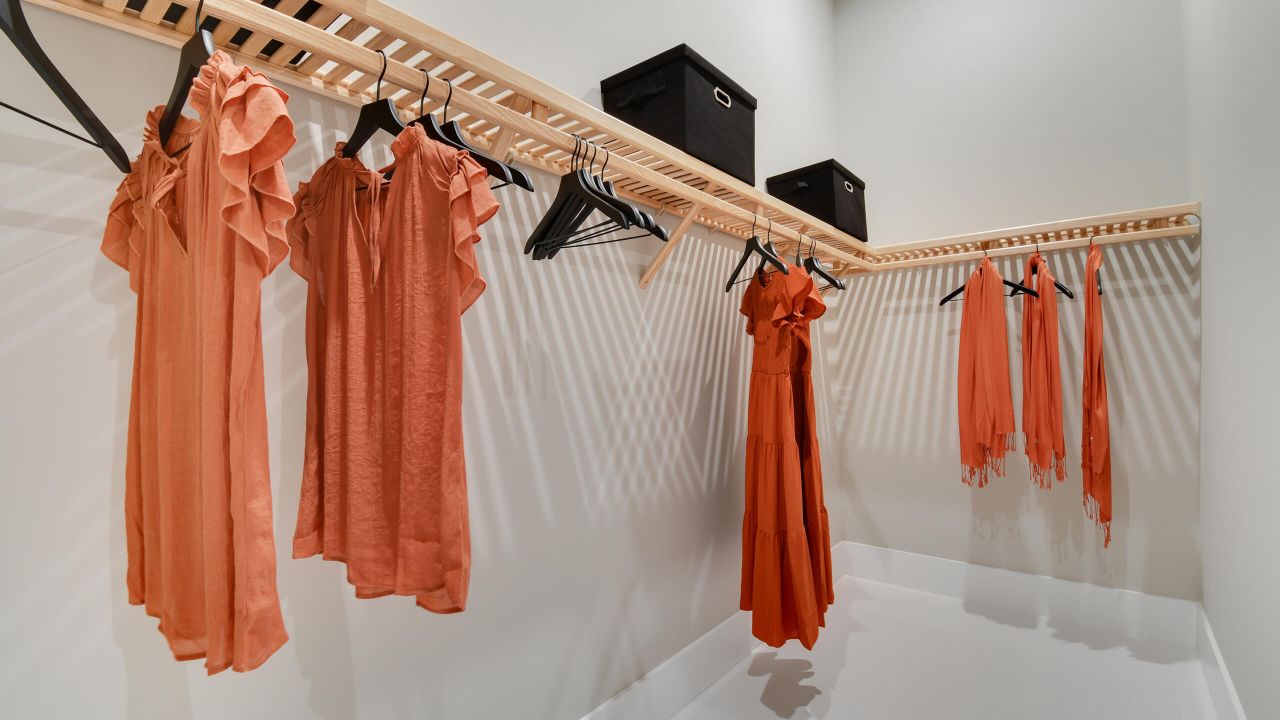 En Venta: $774,990 (3 camas, 3 baños, 2490 Pies cuadrados)