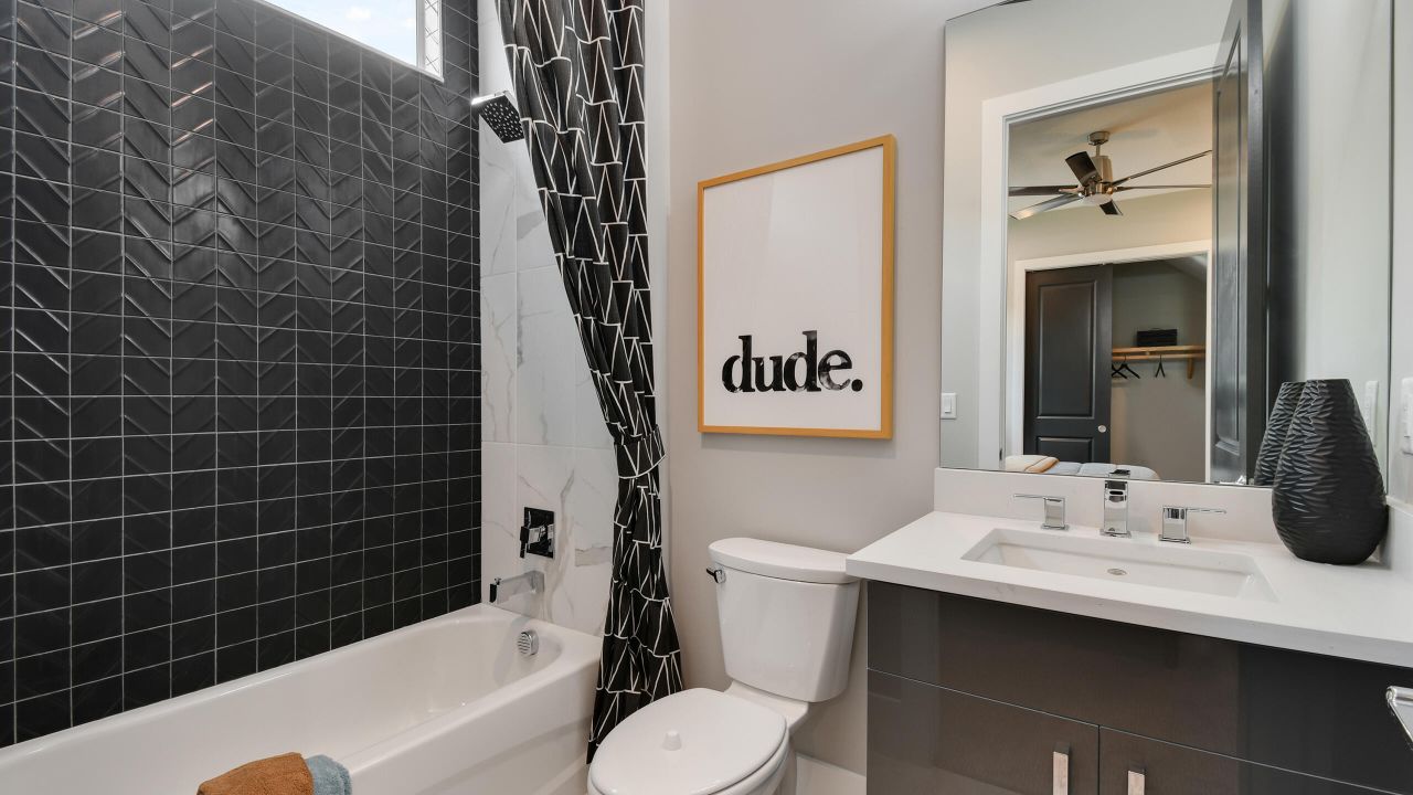 En Venta: $774,990 (3 camas, 3 baños, 2490 Pies cuadrados)