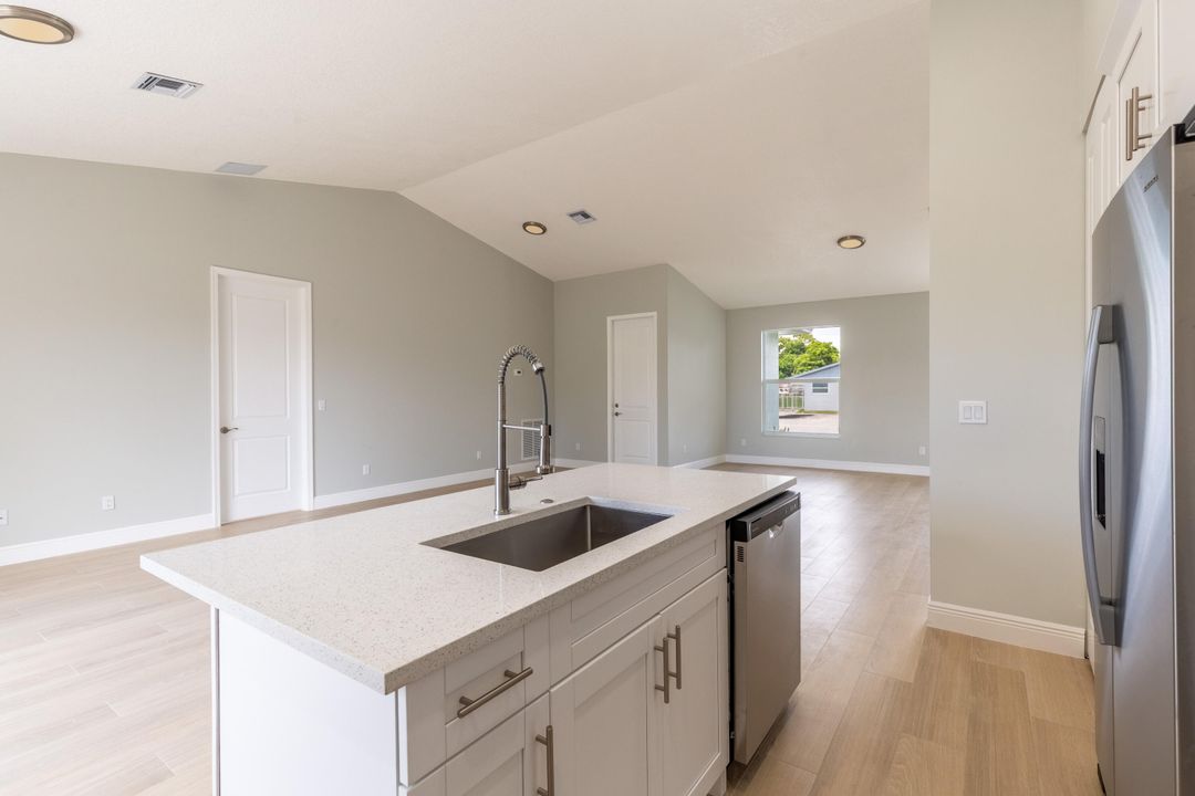 合同活跃: $633,999 (3 贝兹, 2 浴室, 1628 平方英尺)