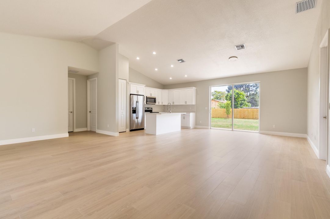 合同活跃: $633,999 (3 贝兹, 2 浴室, 1628 平方英尺)