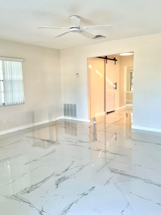 合同活跃: $228,000 (2 贝兹, 1 浴室, 1012 平方英尺)